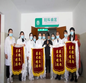 卵巢腫瘤手術(shù)病人順利出院 患者送錦旗表達(dá)感謝